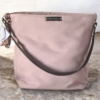 Sac cabas en velours avec anse en cuir porté épaule