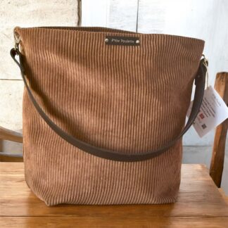 Sac cabas en velours côtelé avec anse en cuir porté épaule