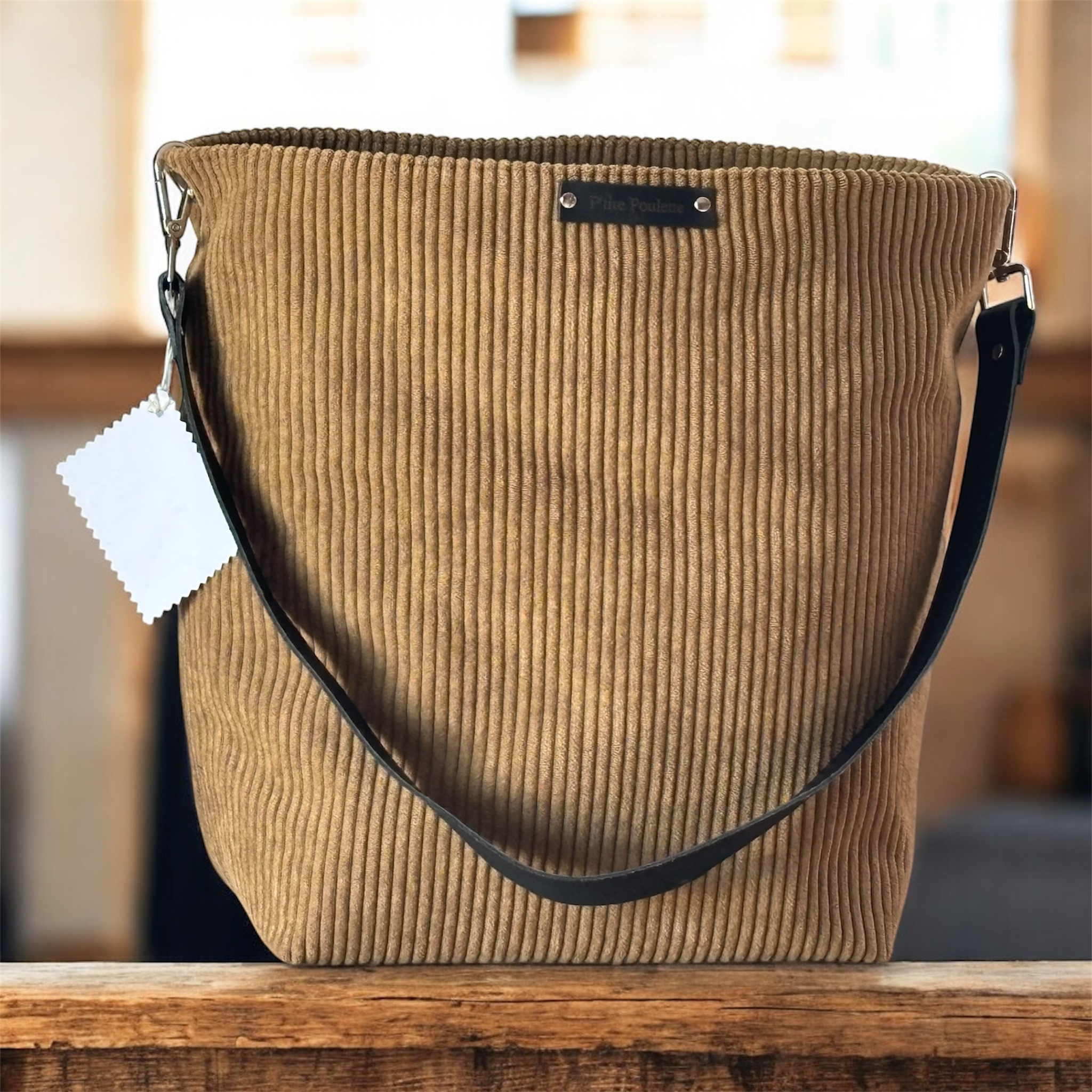 Sac cabas en velours côtelé avec anse en cuir porté épaule