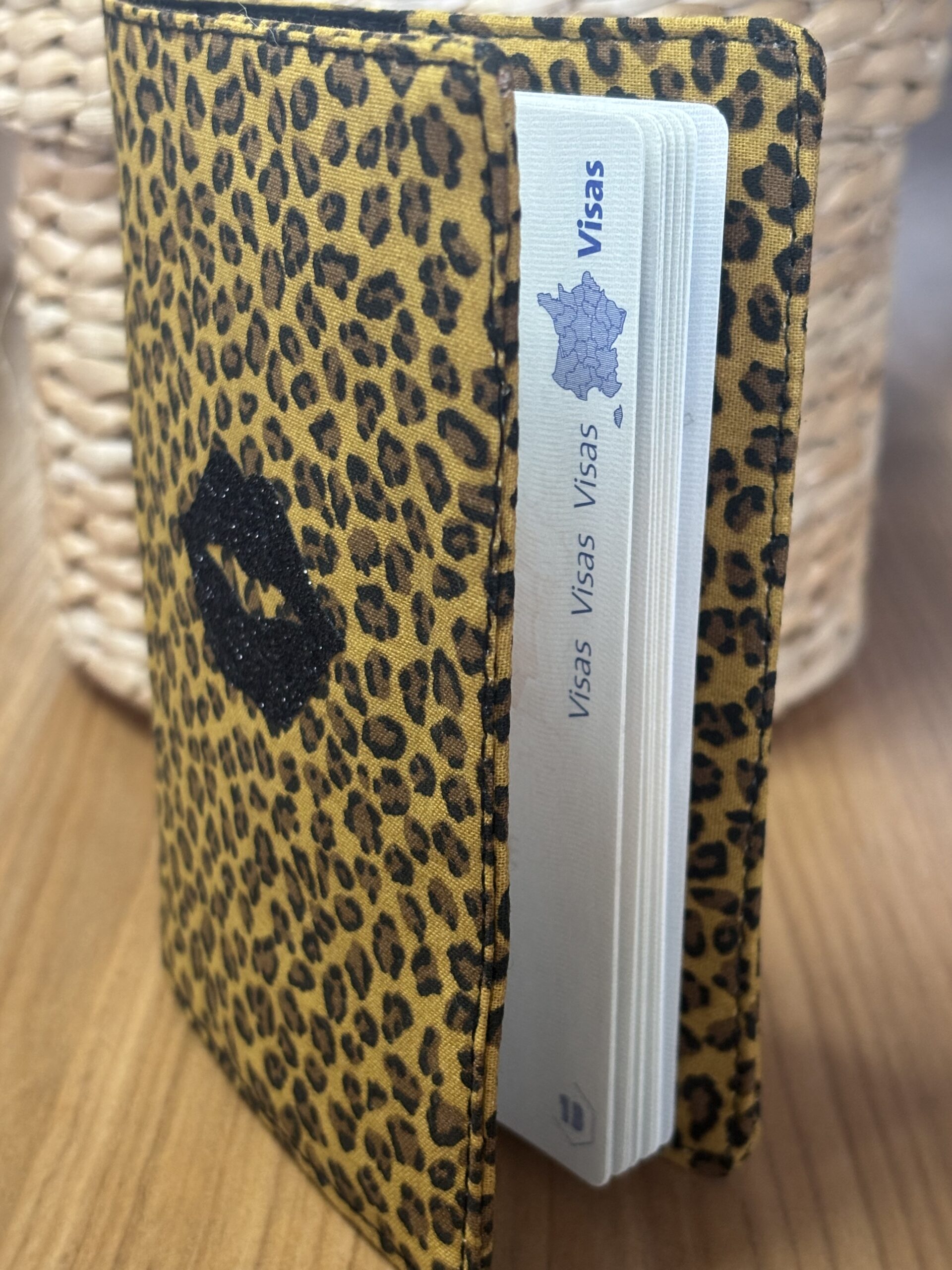 Protège-passeport léopard en coton avec bouche pailletée – Création artisanale française – Image 2