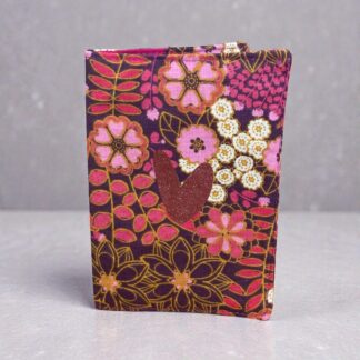 Protège-passeport fleuri en coton avec cœur pailleté – création artisanale française P’tite Poulette
