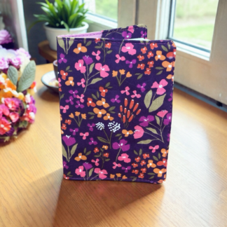 Protège-passeport fleuri violet en coton – création artisanale française P’tite Poulette